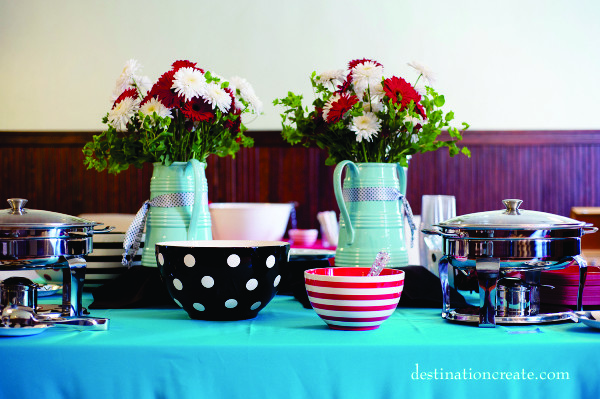 red daisy & white cremone centerpiece