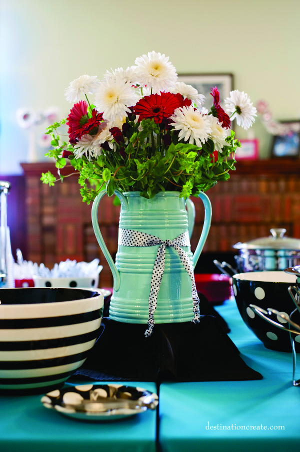 red daisy & white cremone centerpiece